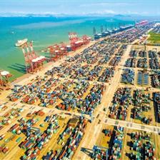 廣州港與白云機(jī)場(chǎng) 雙輪驅(qū)動(dòng)，連通全球與內(nèi)貿(mào)的航運(yùn)樞紐